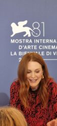 F3) Julianne Moore
Nella figura F3 Julianne Moore alla fine della conferenza stampa
Fonte/Credits: Ph. Alessandra Basile

