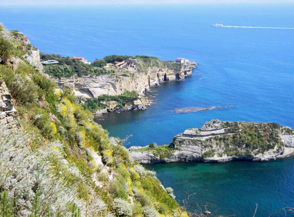 F2) Una splendida immagine comprensiva di Posillipo